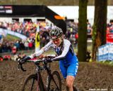 Eva Lechner hanging on for silver at Elite Women UCI Cyclocross World Championships. © Thomas Van Bracht