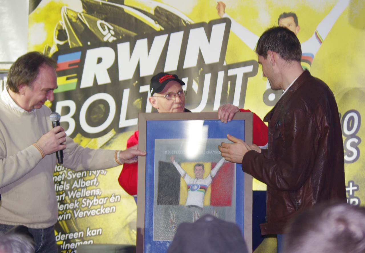 Vervecken's fans present him with a framed photo. ? Jonas Bruffaerts