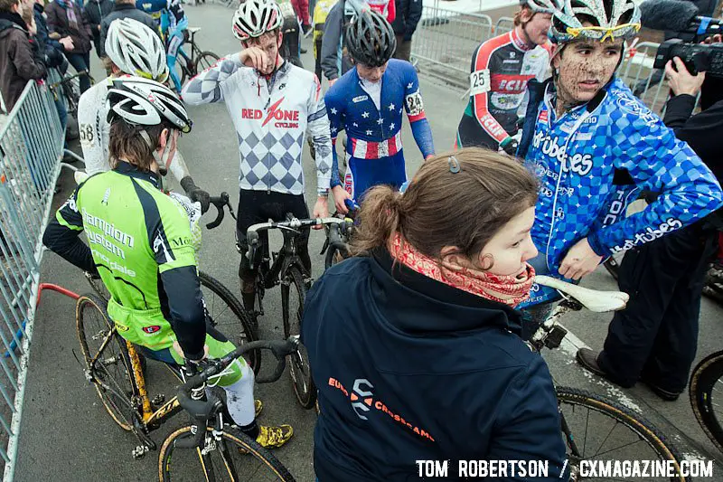 Different jerseys but one family: the riders discuss the race. © Tom Robertson