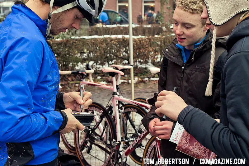 Even the Americans have rider cards and fans wanting them autographed. © Tom Robertson