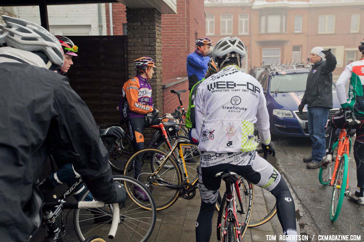 Geoff Proctor giving riders instructions on how to get to the start. © Tom Robertson