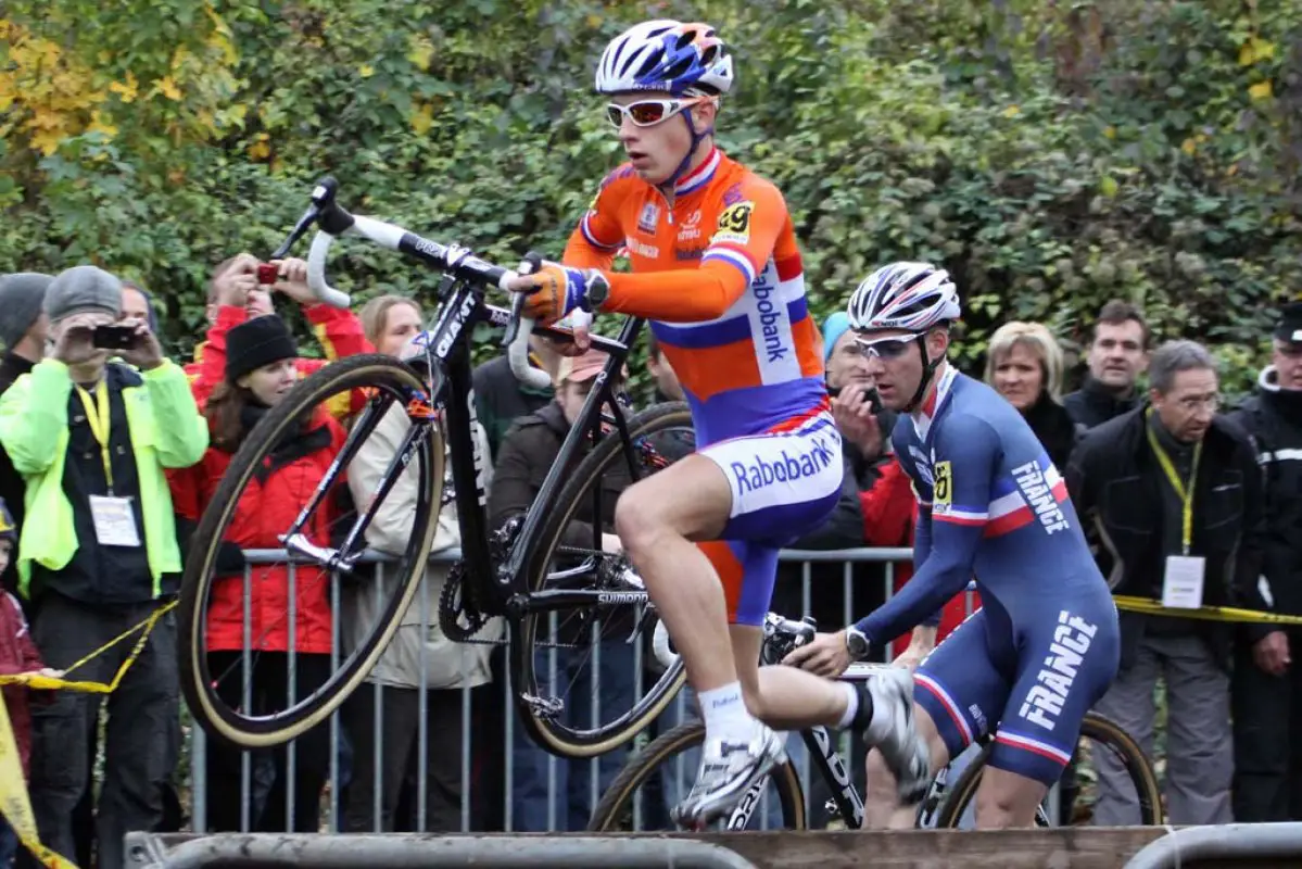 Lars van den Haar fights to get away from the field. © Bart Hazen