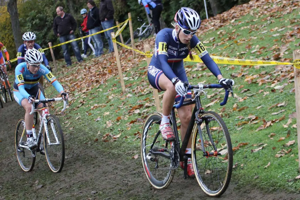 Pauline Ferrand fights to gap Sanne Cant. © Bart Hazen