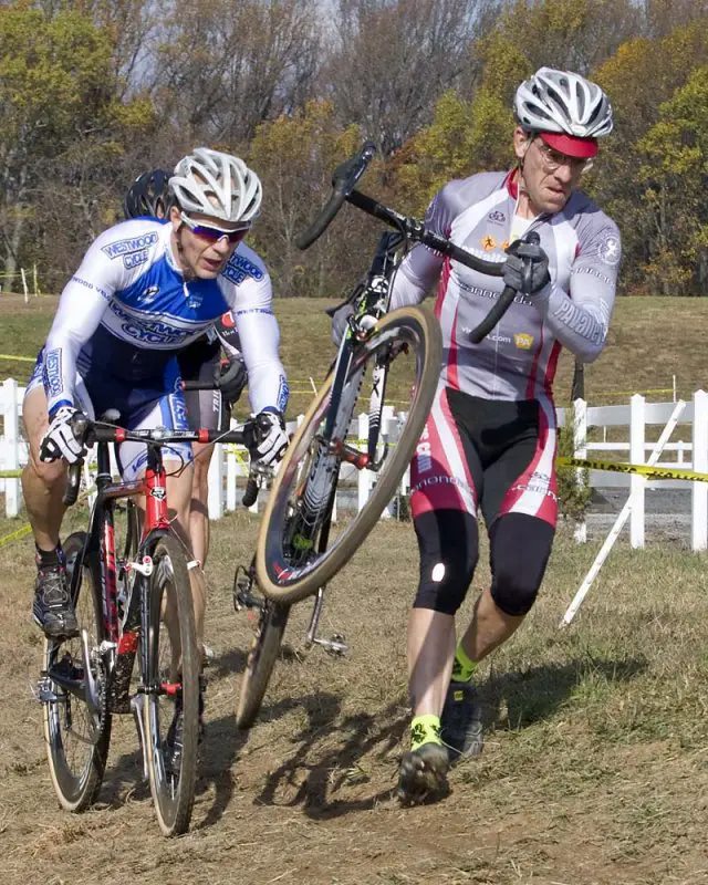 Mike Yozell (r) leads Troy Kimball through an off-camber. © Dennis Smith/dennisbike.com