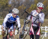 Mike Yozell (r) leads Troy Kimball through an off-camber. © Dennis Smith/dennisbike.com