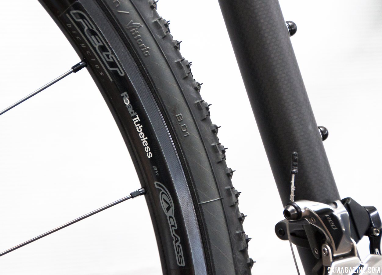 CxR1 Roa Tubeless disc wheels on the Felt 2014 F2x carbon cyclocross bike gives buyers a chance to ride low pressure and not need race wheels. © Cyclocross Magazine