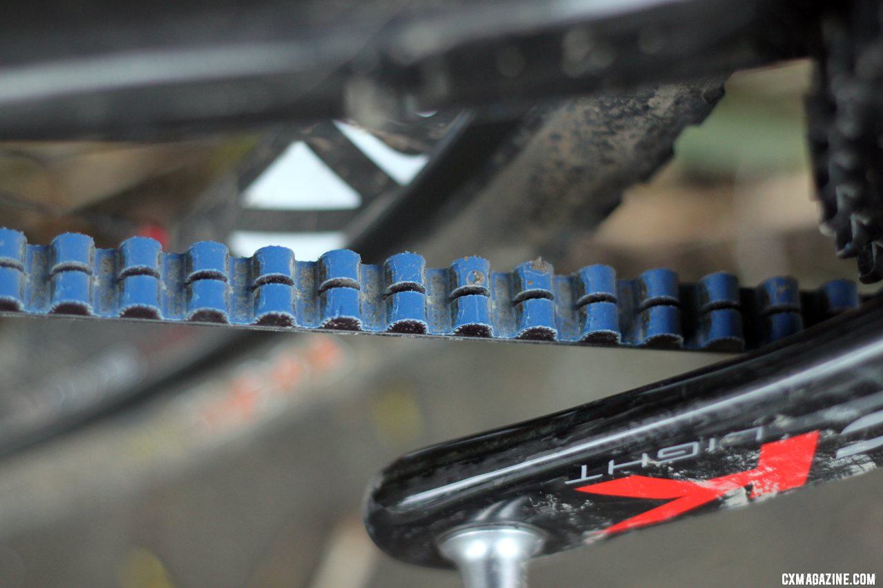 The belt features a narrow channel that splits the teeth into two sections. © Cyclocross Magazine