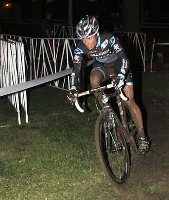 Nicole Duke set a fast first lap to lead the women, and would finish second at the 2012 Gateway Cross Cup. ©Matt James