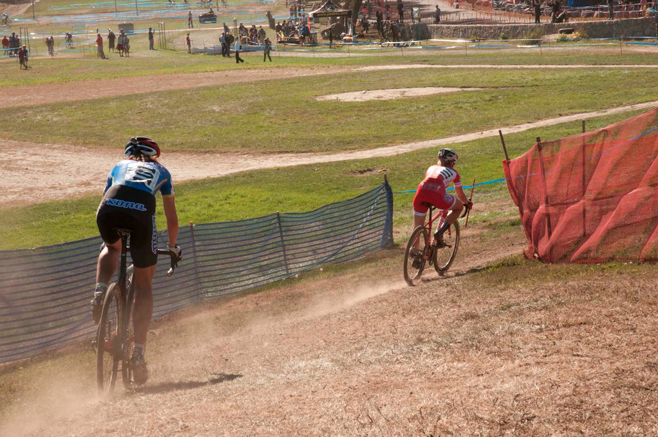 Elle Anderson (California Giant/Specialized), right, leading Helen Wyman (Kona Factory Racing). Â© Kevin White