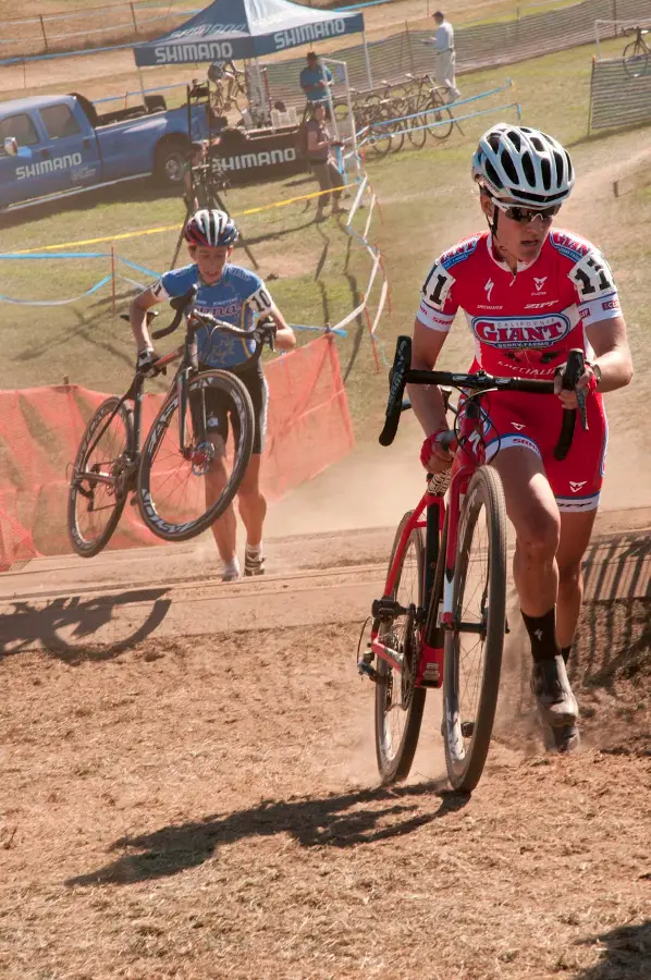 Elle Anderson (California Giant/Specialized), right, leading Helen Wyman (Kona Factory Racing) through the run up. Â© Kevin White