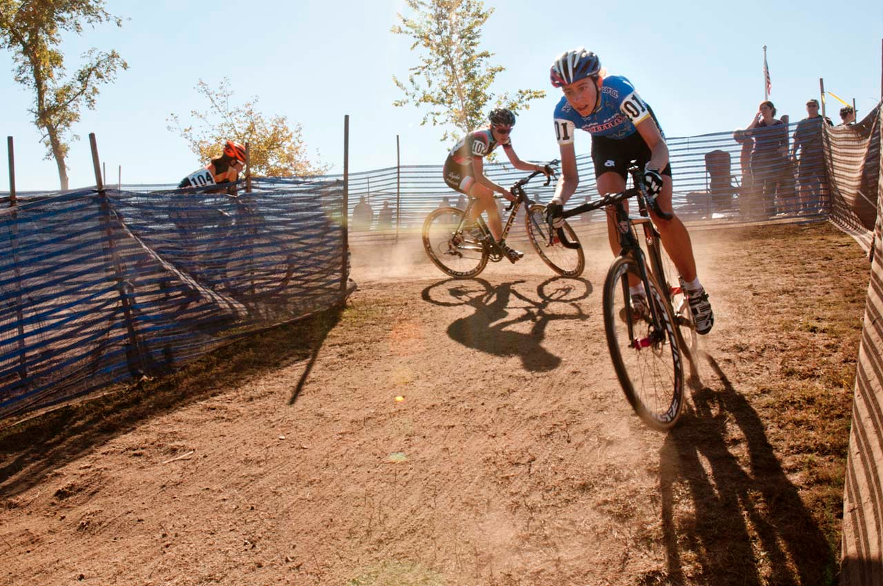 Helen Wyman (Kona Factory Racing Team), right, rounding the corner ahead of Gabby Durrin (Rapha FOCUS). Â© Kevin White