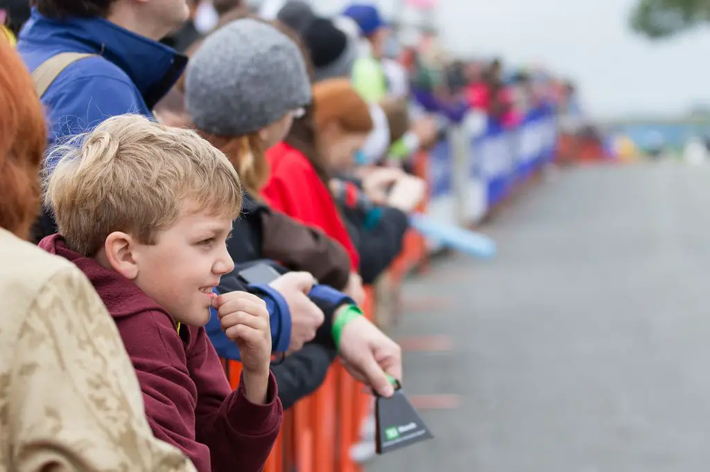  A young fan watches the race unfold excitedly © Todd Prekaski