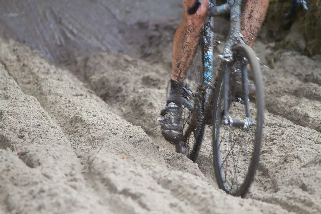 Riders faced thick, loose sand on the beach © Todd Prekaski