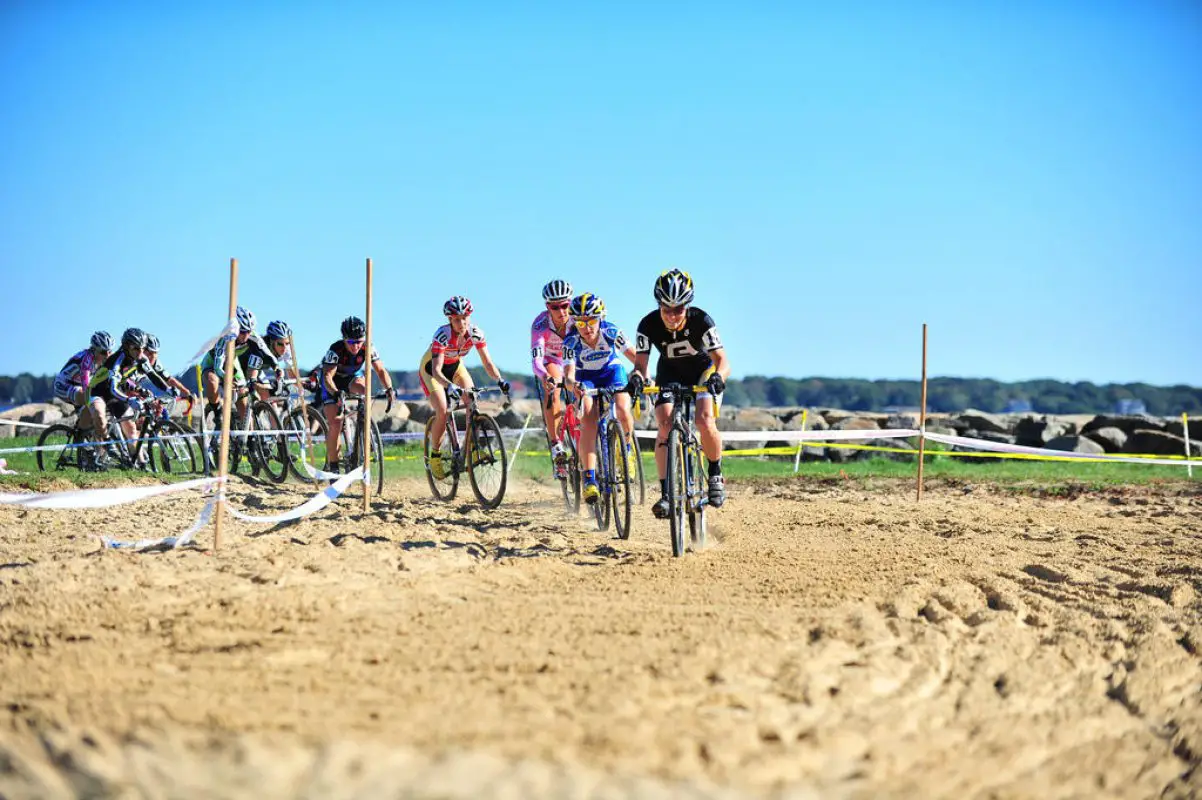 The Elite women hit the sand © Sasha Eysymontt