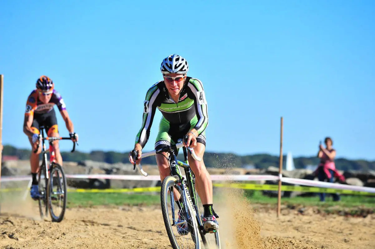 Powers, on the attack, kicks up some sand © Sasha Eysymontt