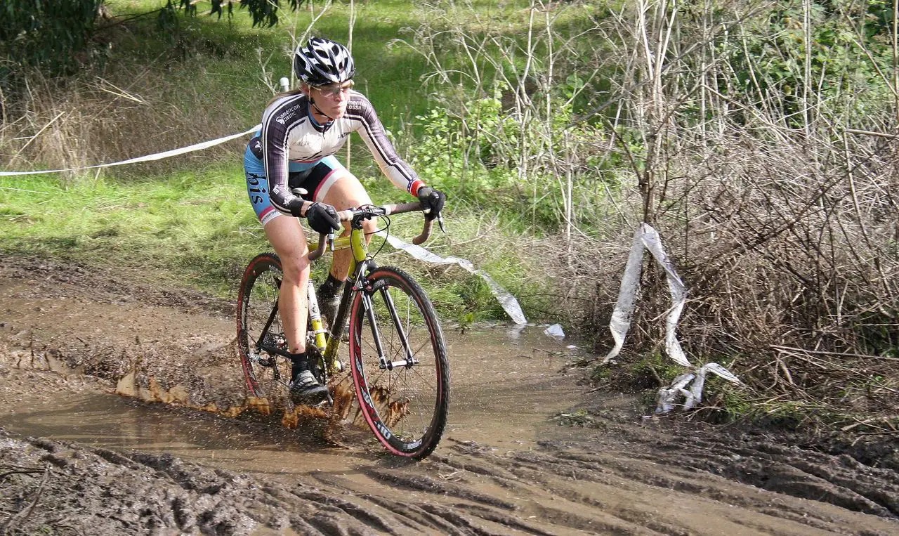 Barb Howe, 30-34 National Champion giving chase. © Paul Guerra