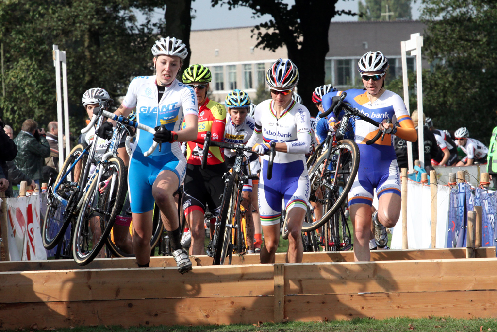 Women hit the barriers at Cyclo-cross Grote Prijs van Brabant. © Bart Hazen