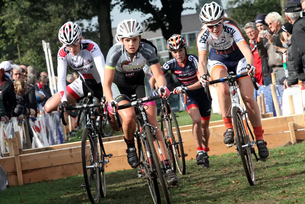Chasing hard at Cyclo-cross Grote Prijs van Brabant. © Bart Hazen