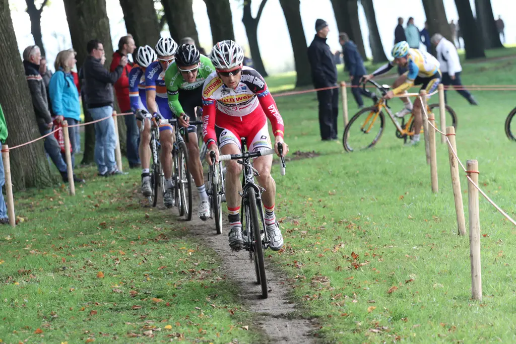 Peloton tactics at Cyclo-cross Grote Prijs van Brabant. © Bart Hazen