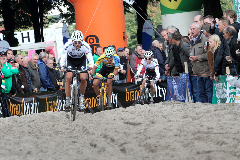 Nys leads in the sand at Cyclo-cross Grote Prijs van Brabant. © Bart Hazen