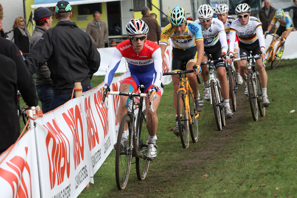The lead group single files at Cyclo-cross Grote Prijs van Brabant. © Bart Hazen