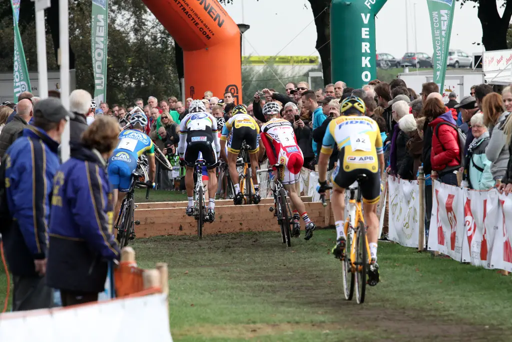 Heading into the barriers at Cyclo-cross Grote Prijs van Brabant. © Bart Hazen