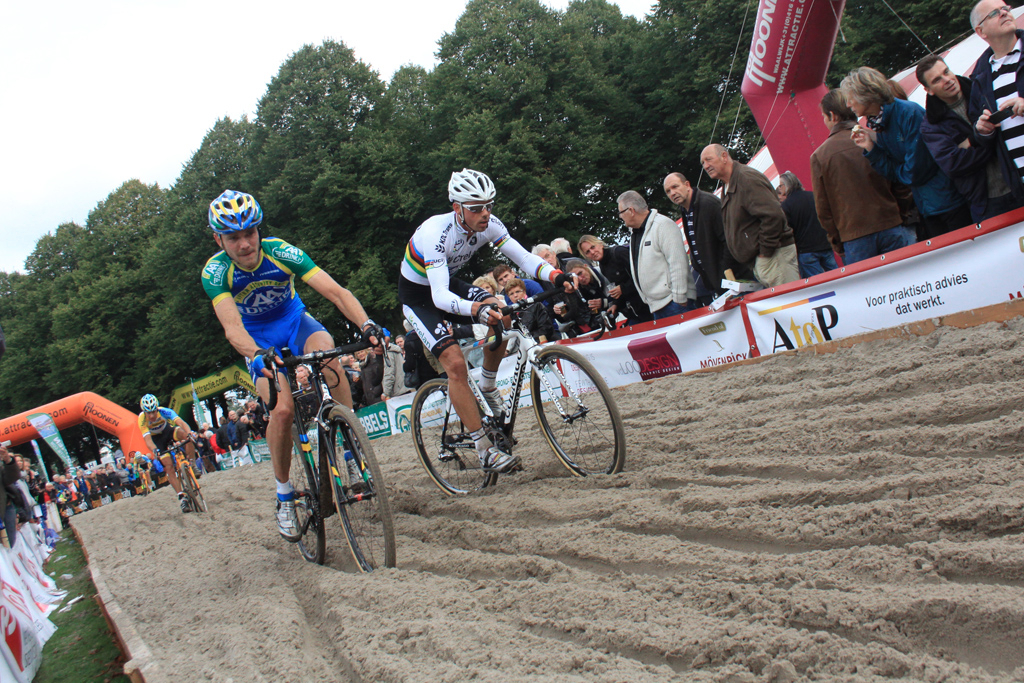 Two line choices at Cyclo-cross Grote Prijs van Brabant. © Bart Hazen