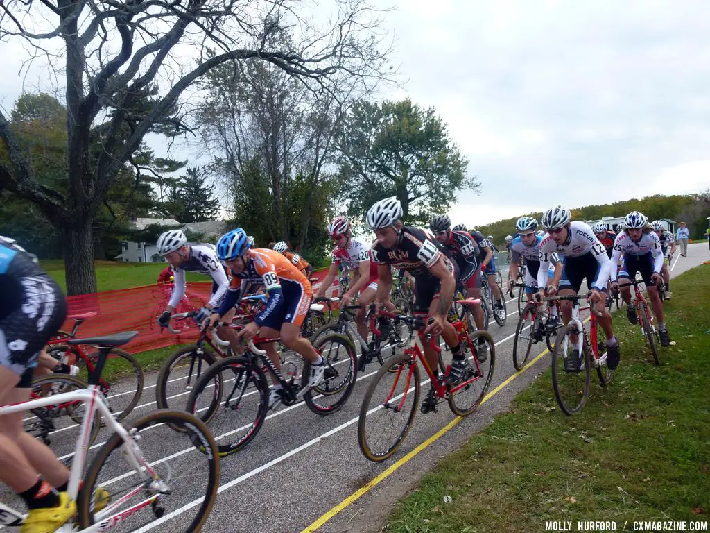 Cutting onto the grass was a faster way to move up. © Cyclocross Magazine