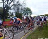 Cutting onto the grass was a faster way to move up. © Cyclocross Magazine