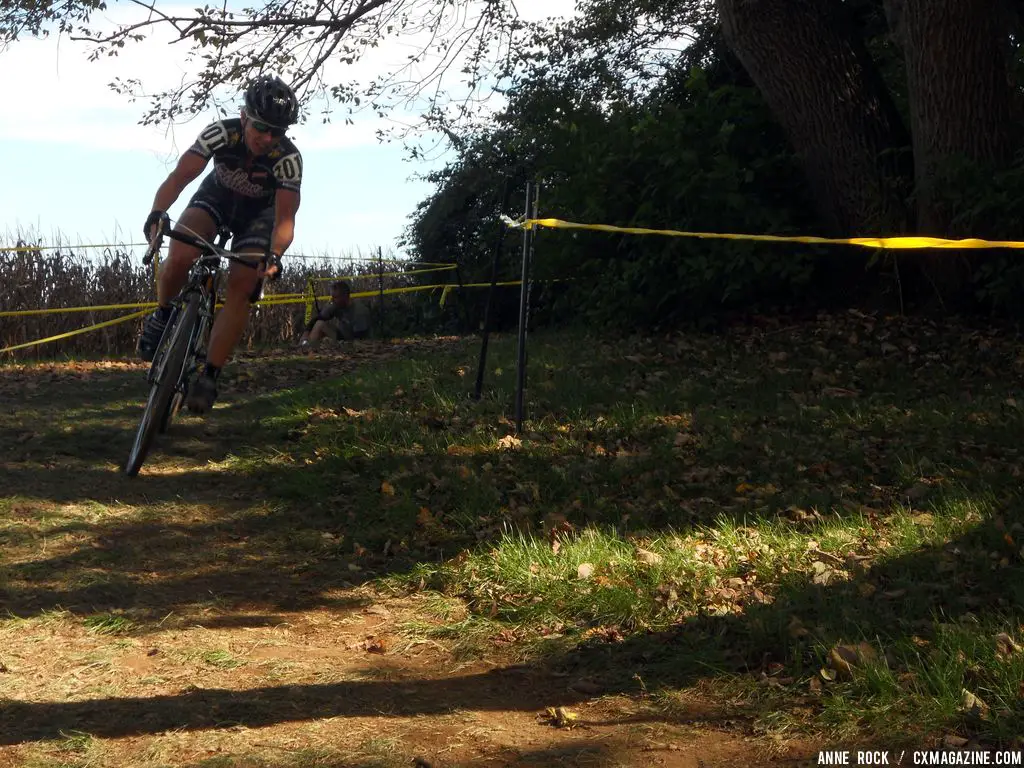 Laura Van Gilder an an off-camber corner. © Anne Rock