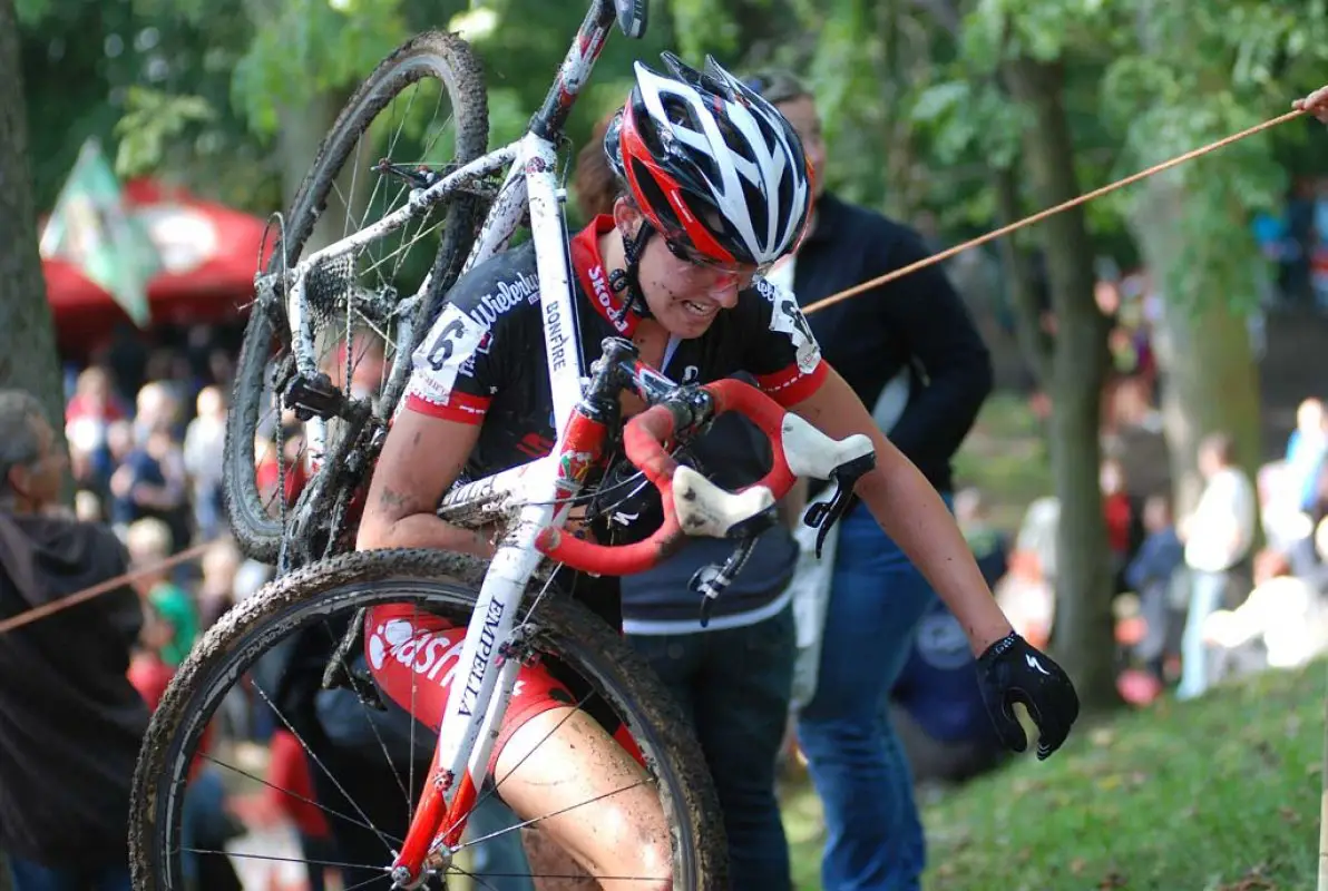 Linda Van Rijen guts it out on the run-up. © Bart Hazen