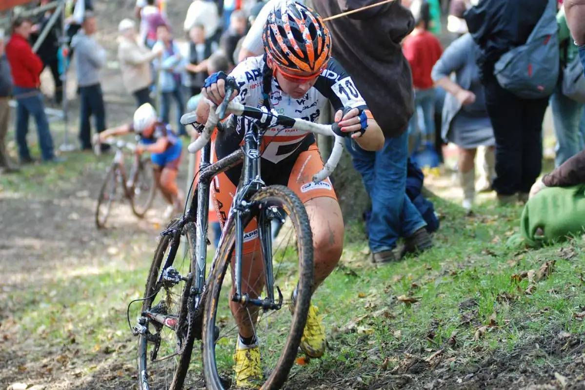 Nikki Harris chooses not to shoulder her bike. © Bart Hazen