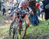 Nikki Harris chooses not to shoulder her bike. © Bart Hazen