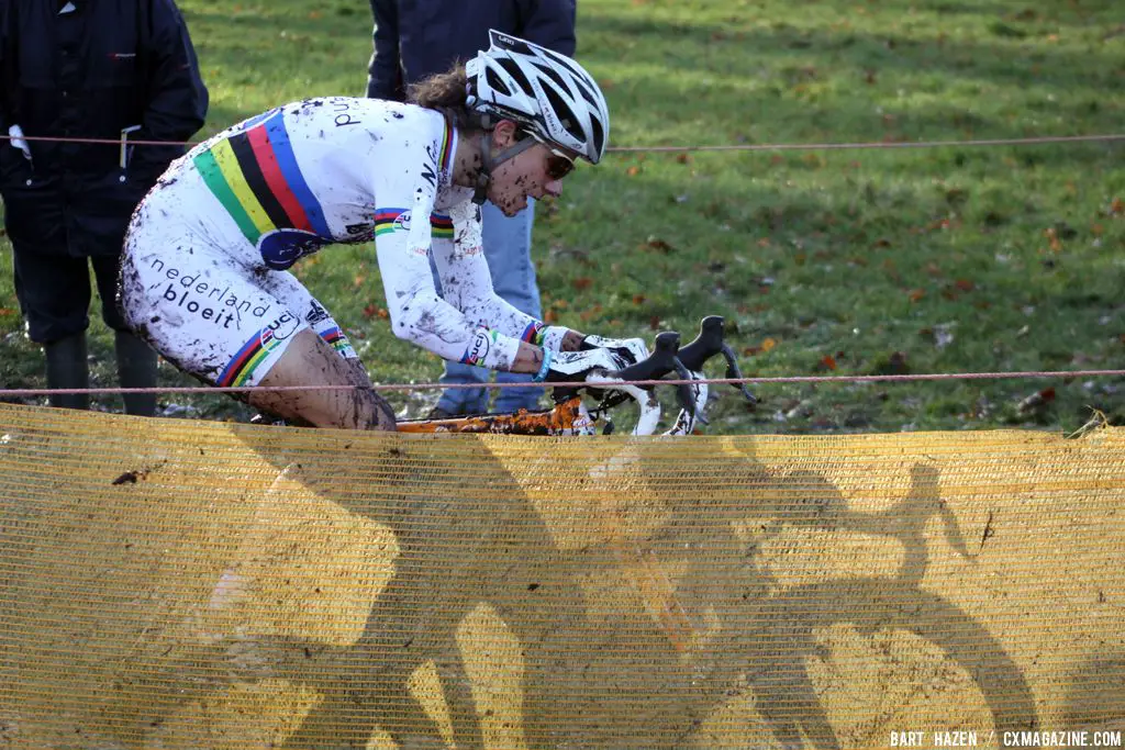 Marianne Vos is outstanding but can\'t beat her own shadow © Bart Hazen