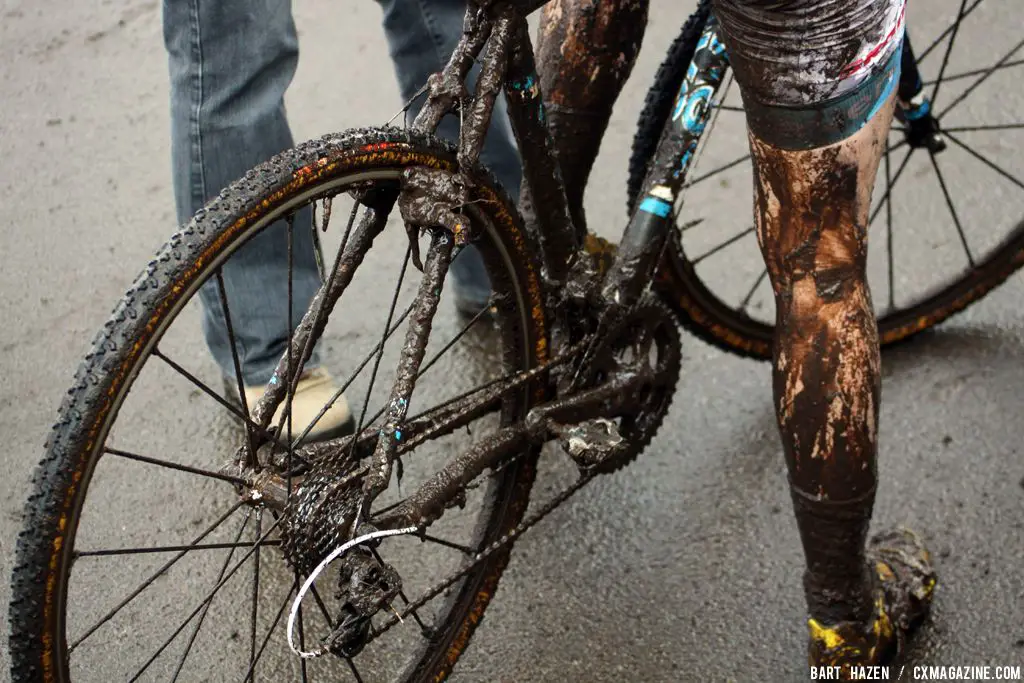 Mo Bruno Roy her bike © Bart Hazen