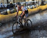 Sean de Bie ploughs through the mud and water  © Bart Hazen