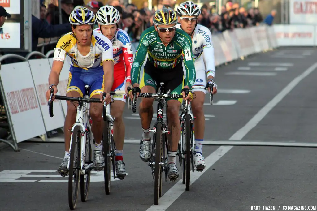 Sven Nys and Tom Meeusen lead the break turning into the final lap. © Bart Hazen