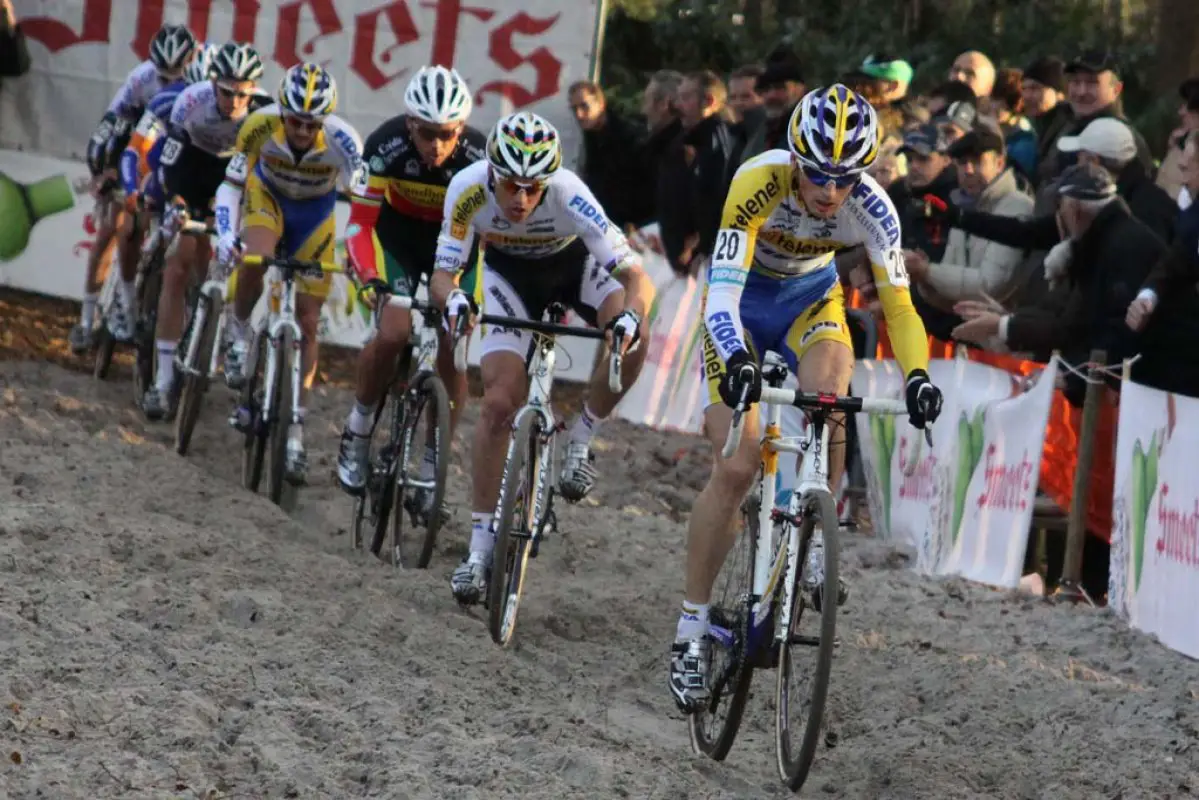 Kevin Pauwels leads the first group through the sand. © Bart Hazen