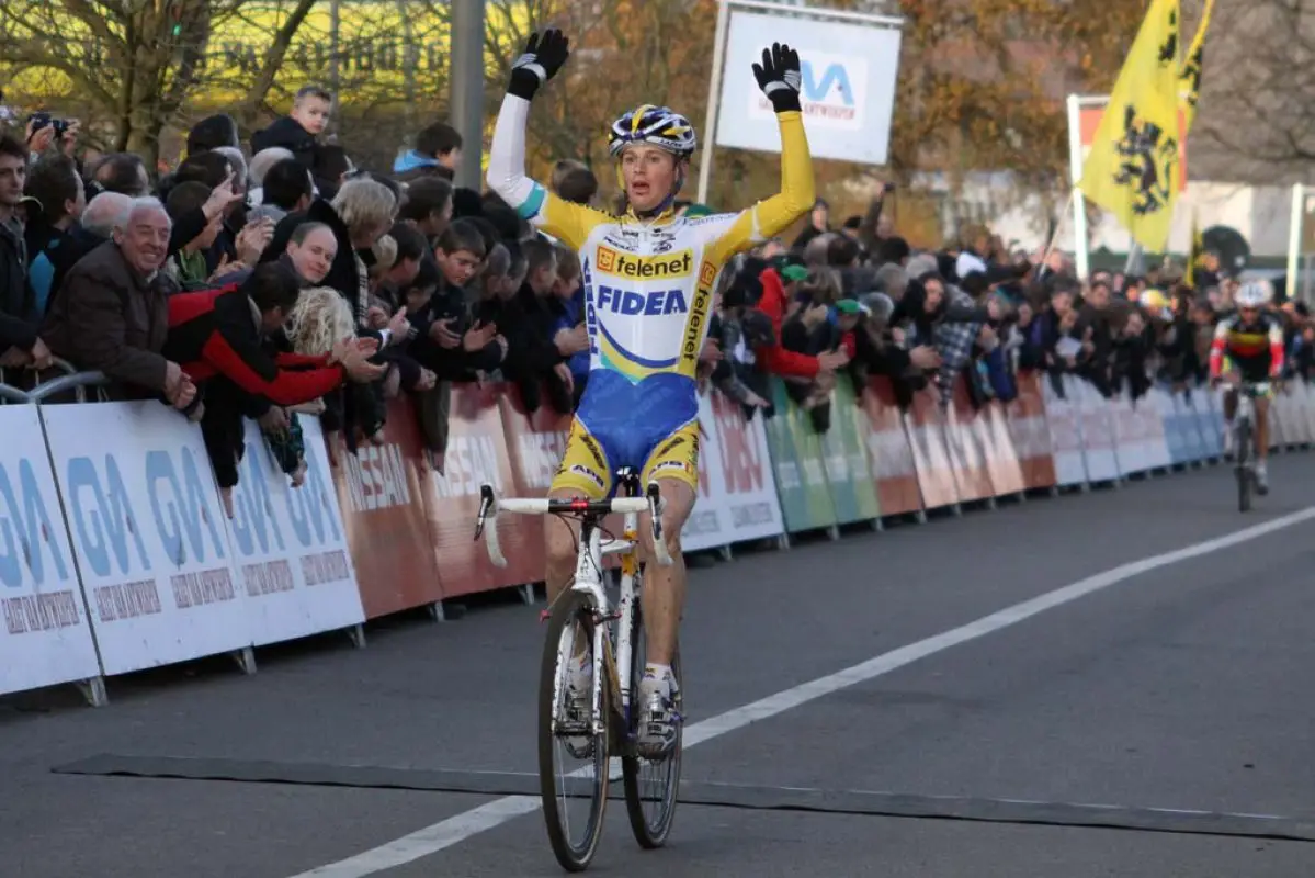 Kevin Pauwels crosses for the win in Hasselt. © Bart Hazen