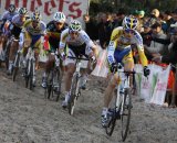 Kevin Pauwels leads the first group through the sand. © Bart Hazen