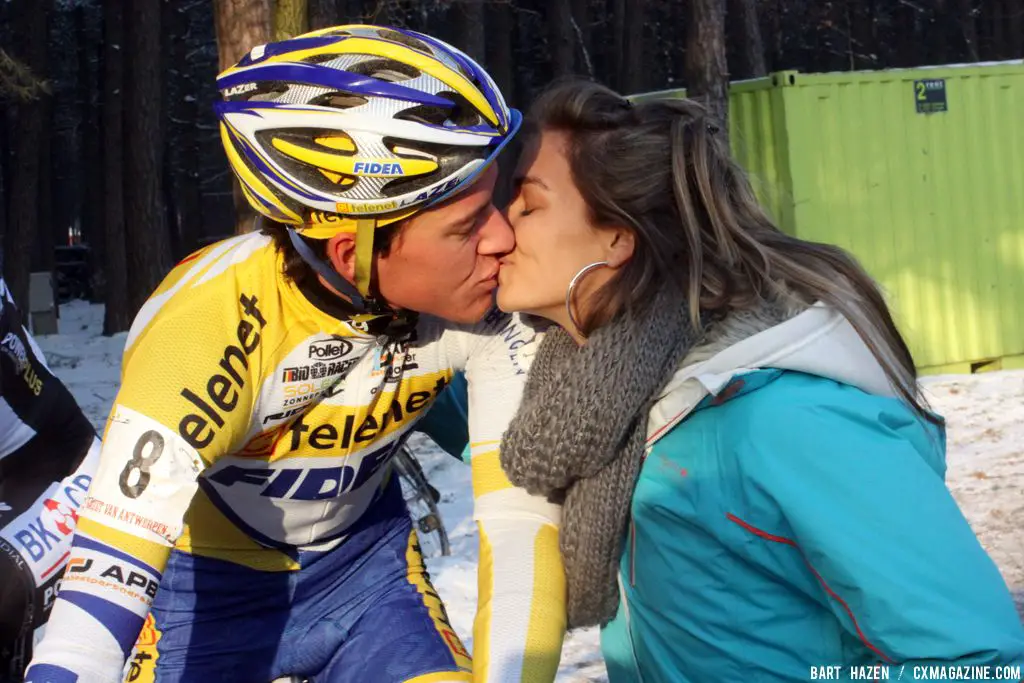 Tom Meeusen gets the victory kiss from his girlfriend Nina. © Bart Hazen