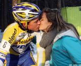 Tom Meeusen gets the victory kiss from his girlfriend Nina. © Bart Hazen