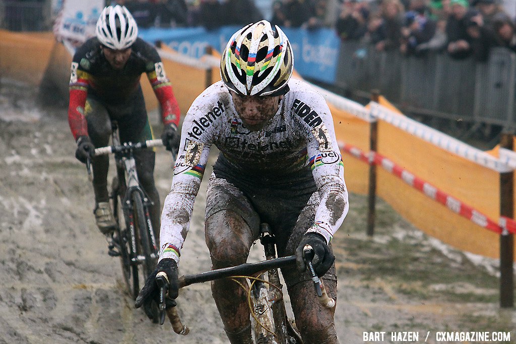 Zdenek Stybar leads Sven Nys trough the mud