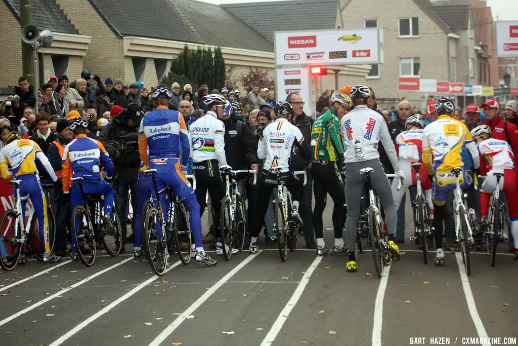 Lined-up for the start. © Bart Hazen 