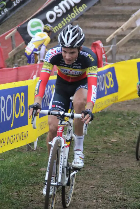 Niels Albert chasing after Nys and Pauwels after his mini pedal mishap. ©Lydia van de Meerssche