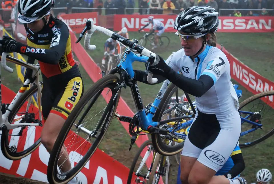 Any Dombroski runs with Sanne Cant. ©Geert Nachtergaele