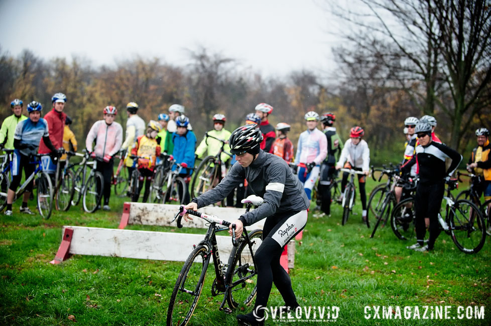 Powers shows proper barrier technique at the Harbin Park Cyclocross Clinic © VeloVivid