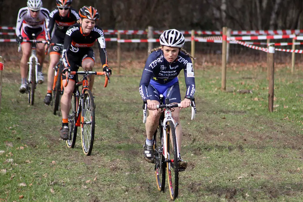 Daphny van den Brand leads the chase group behind Helen Wyman. © Bart Hazen