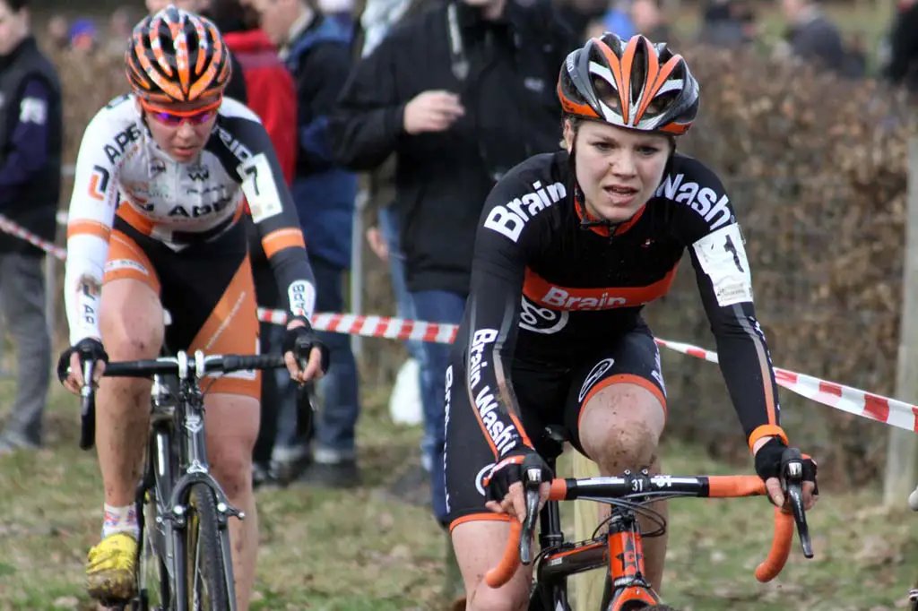 Sanne van Paassen leads Nikki Harris in the battle for second. © Bart Hazen