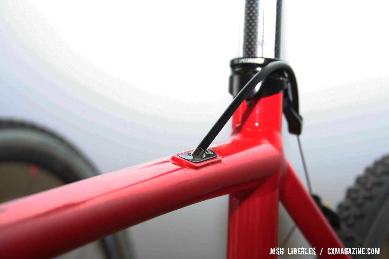 Internal cable routing on Todd Wells\' custon Specialized frame ©Josh Liberles